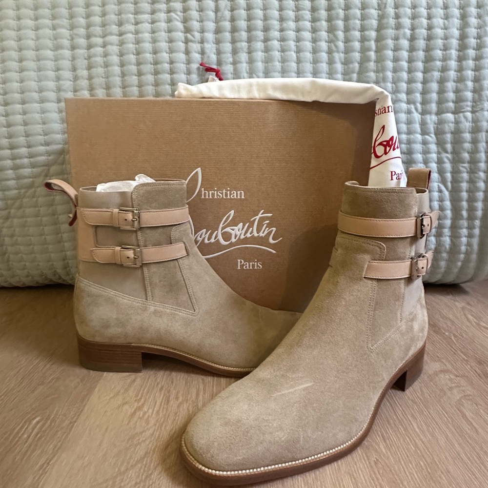 Christian Louboutin Chelsea Boot 

SAHNI HORSE FLAT
